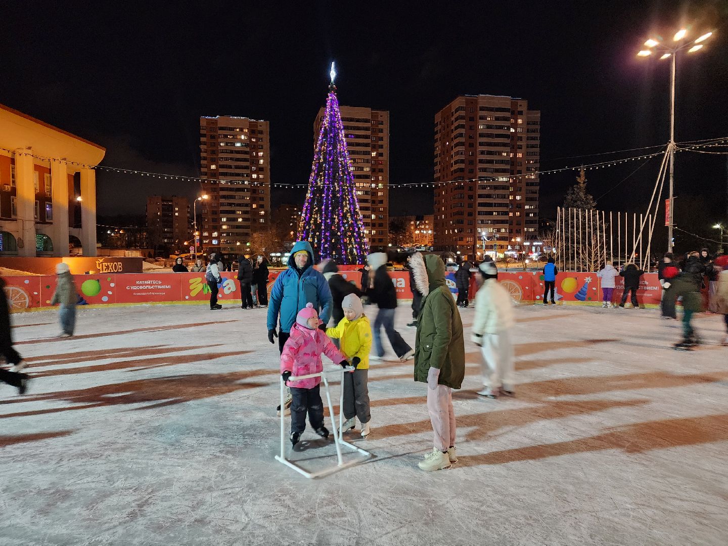 чехов, советская площадь, открытый каток, бесплатные сеансы катания, ледовая арена, катание на коньках, губернаторская программа, зима в подмосковье, расписание сеансов, зимний отдых, прокат коньков, заточка коньков, искусственный лед,
