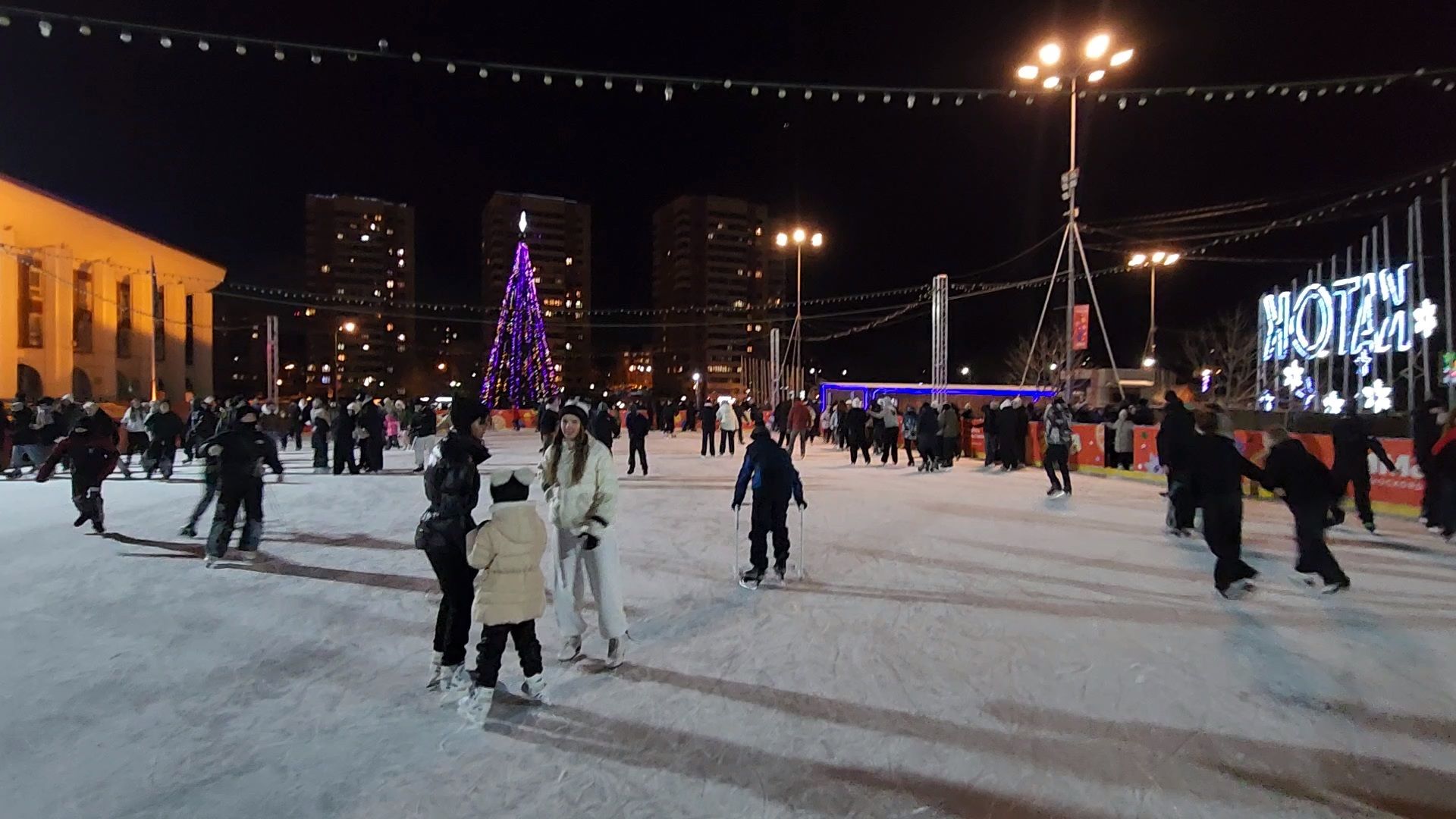 чехов, советская площадь, открытый каток, бесплатные сеансы катания, ледовая арена, катание на коньках, губернаторская программа, зима в подмосковье, расписание сеансов, зимний отдых, прокат коньков, заточка коньков, искусственный лед,