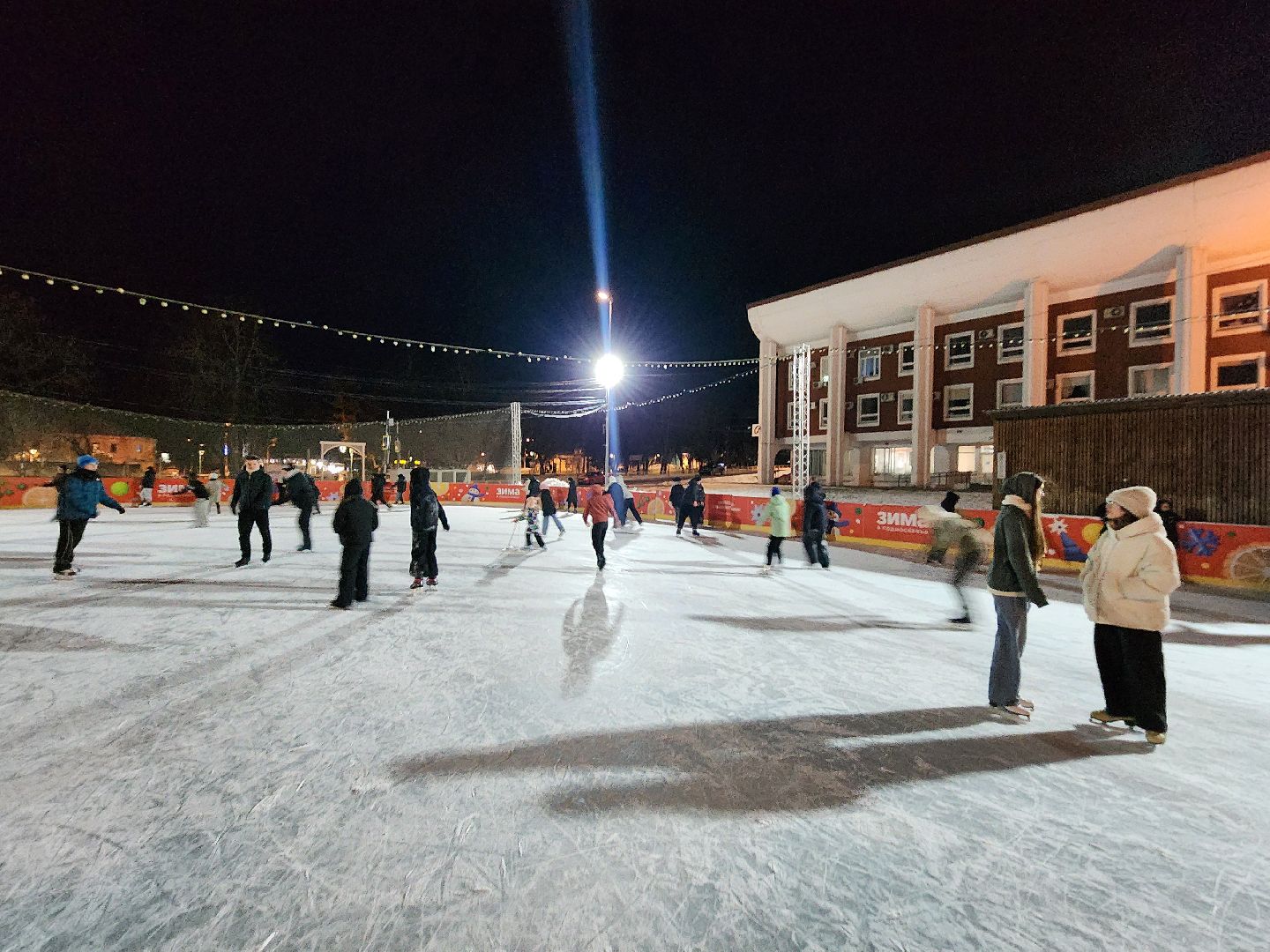 чехов, советская площадь, открытый каток, бесплатные сеансы катания, ледовая арена, катание на коньках, губернаторская программа, зима в подмосковье, расписание сеансов, зимний отдых, прокат коньков, заточка коньков, искусственный лед,