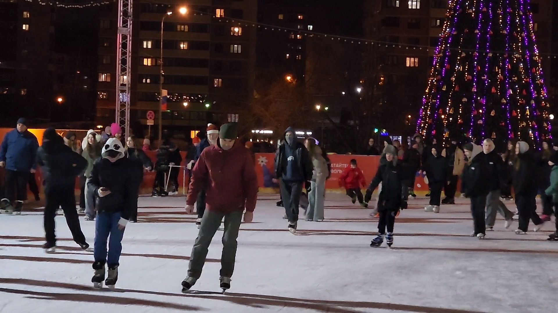 чехов, советская площадь, открытый каток, бесплатные сеансы катания, ледовая арена, катание на коньках, губернаторская программа, зима в подмосковье, расписание сеансов, зимний отдых, прокат коньков, заточка коньков, искусственный лед,