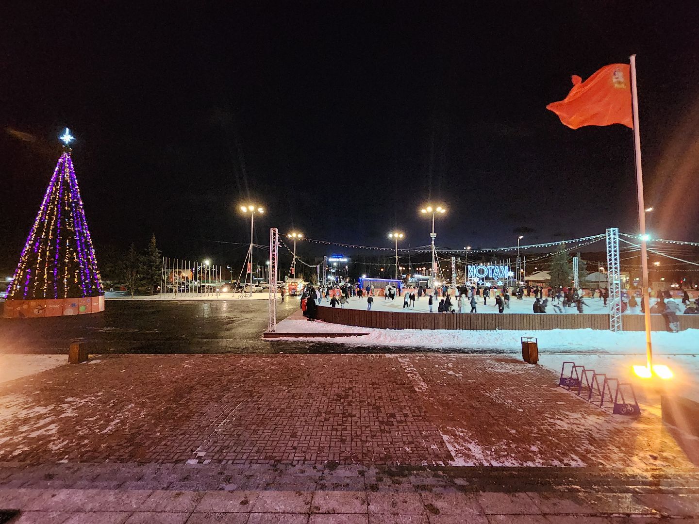 чехов, советская площадь, открытый каток, бесплатные сеансы катания, ледовая арена, катание на коньках, губернаторская программа, зима в подмосковье, расписание сеансов, зимний отдых, прокат коньков, заточка коньков, искусственный лед,