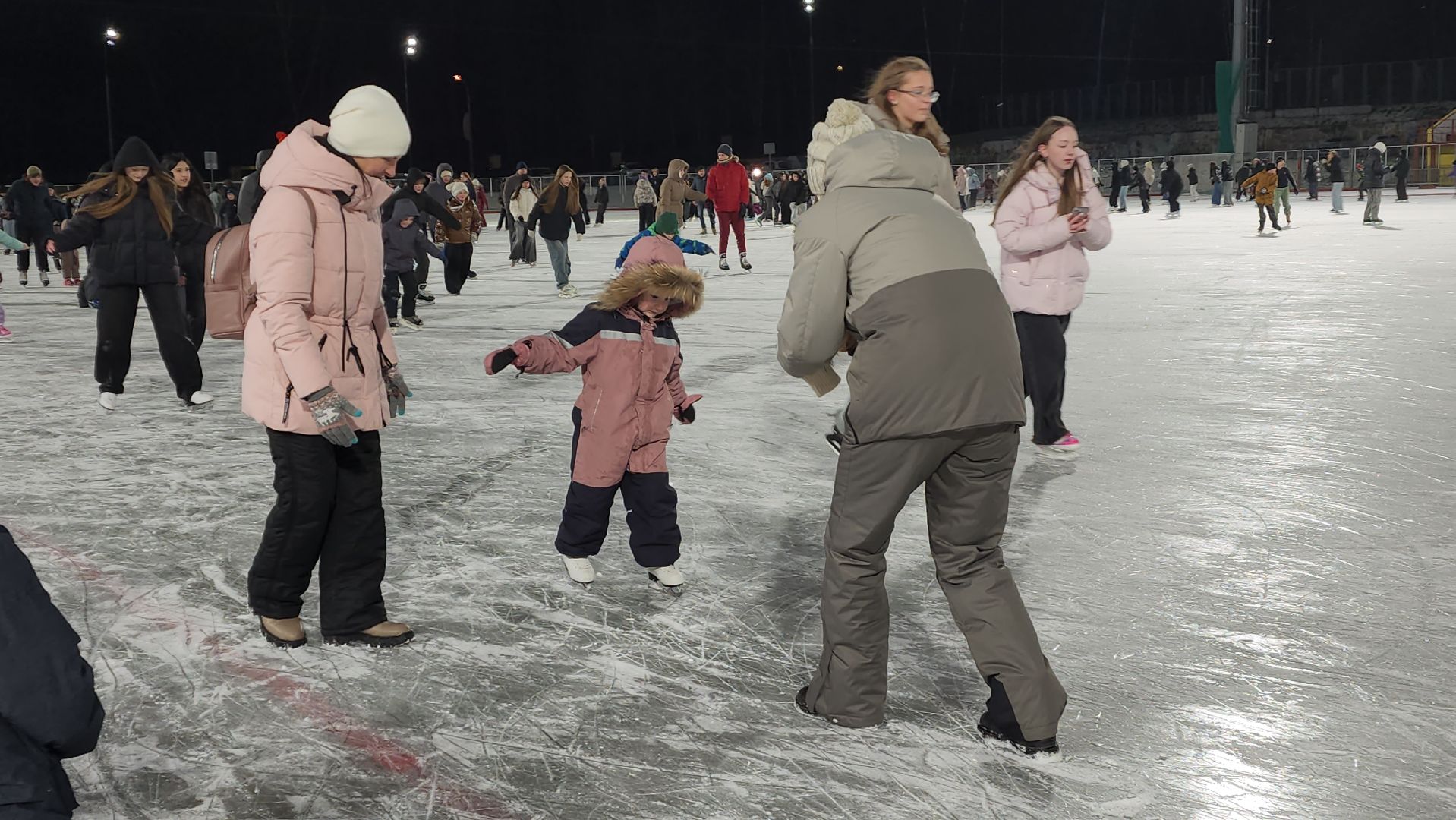 красногорск, массовые катания, коньки, зима в  подмосковье,