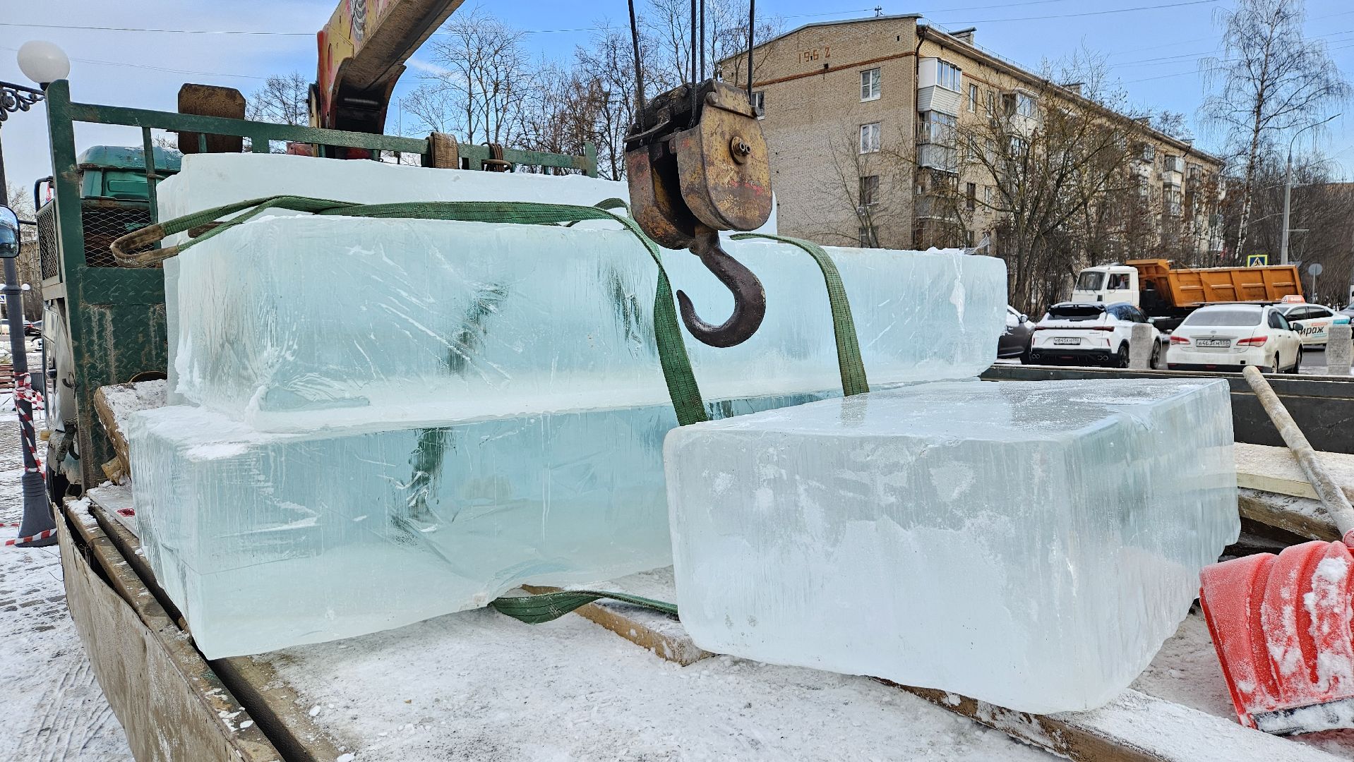 долгопрудный,зима в подмосковье 2025, площадь собина, лед, ледовые фигуры, ледовый городок,