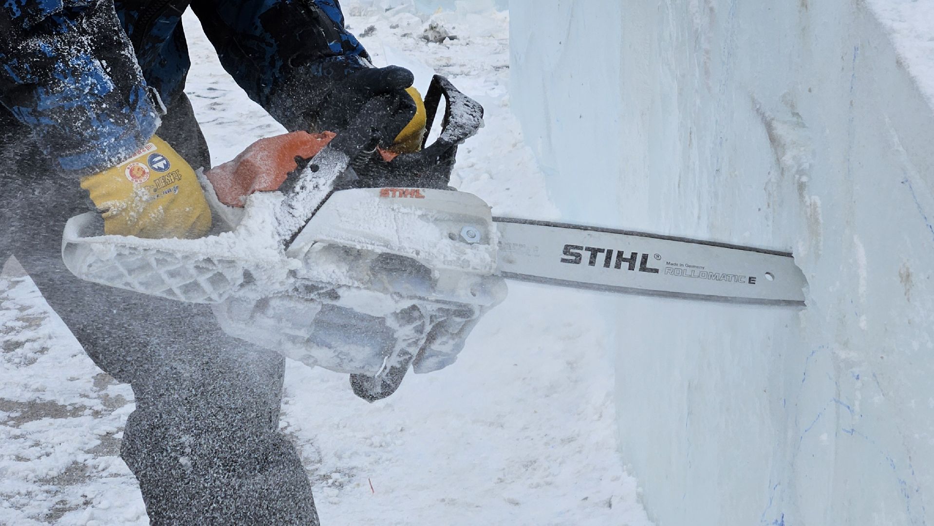 долгопрудный,зима в подмосковье 2025, площадь собина, лед, ледовые фигуры, ледовый городок,