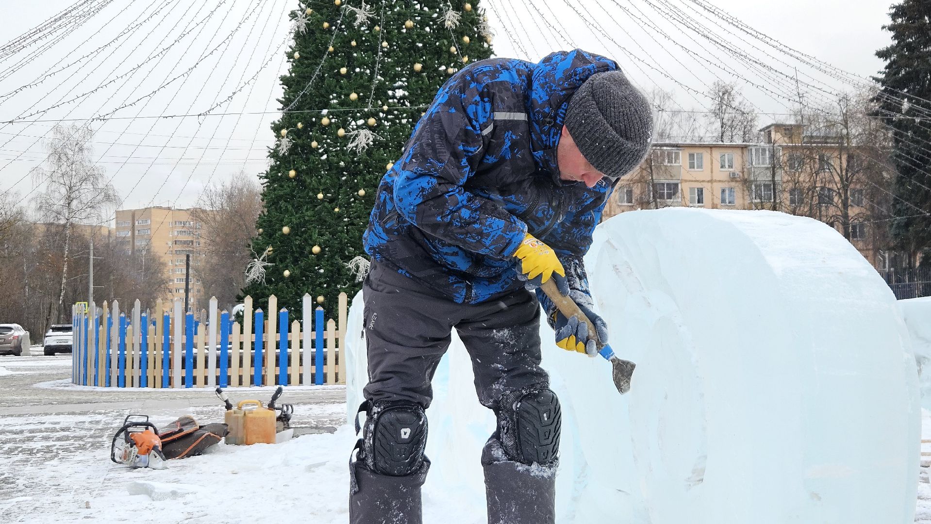 долгопрудный,зима в подмосковье 2025, площадь собина, лед, ледовые фигуры, ледовый городок,