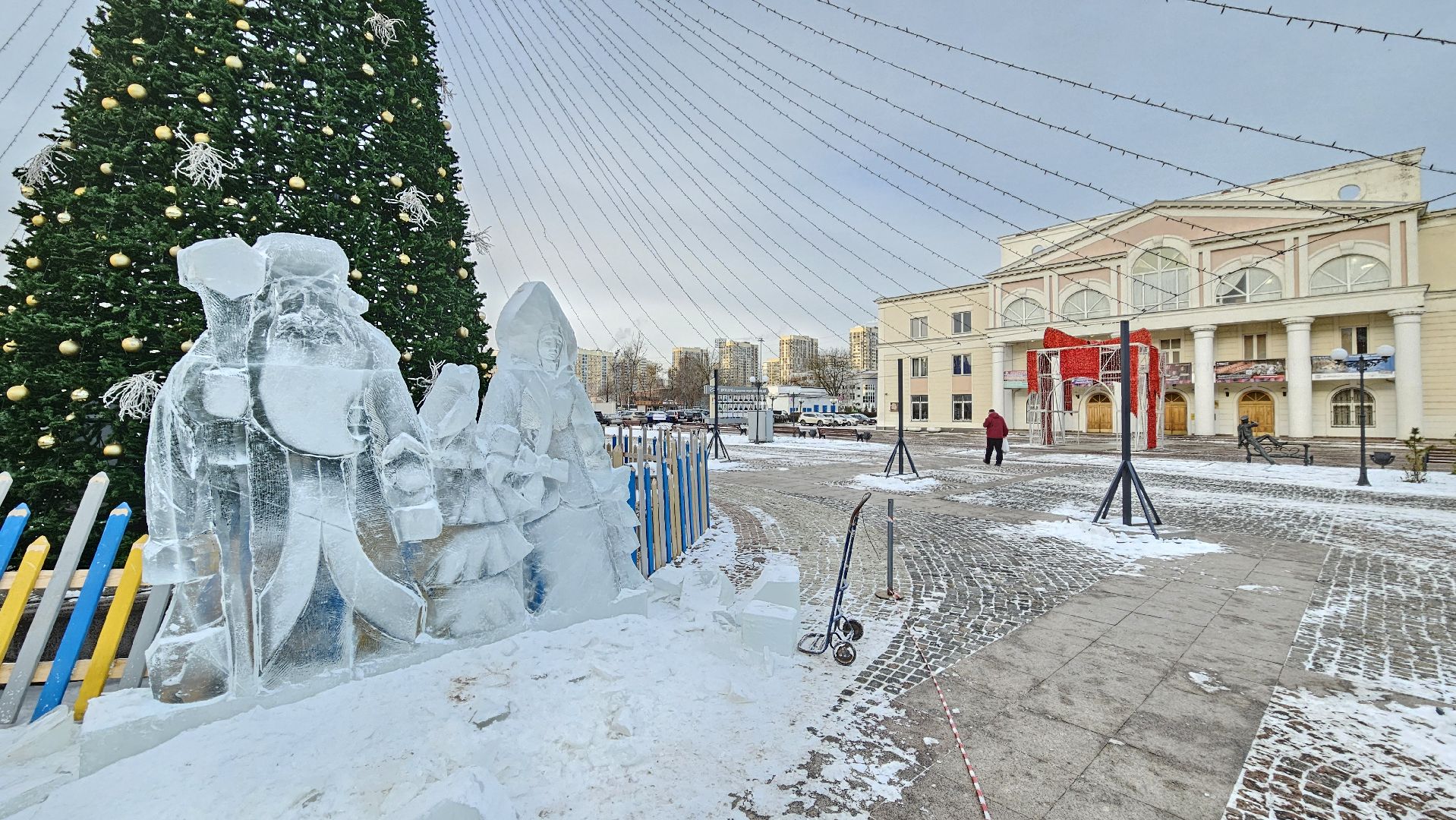 долгопрудный,зима в подмосковье 2025, площадь собина, лед, ледовые фигуры, ледовый городок,