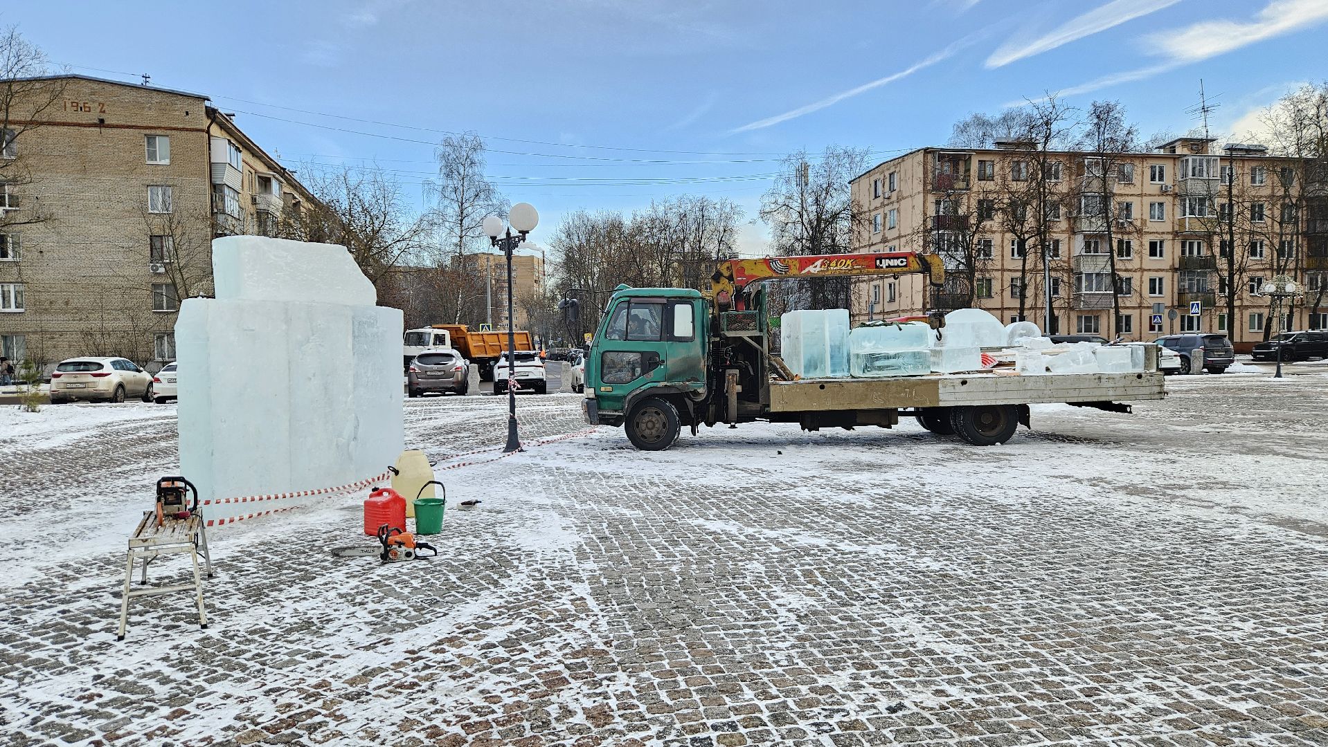 долгопрудный,зима в подмосковье 2025, площадь собина, лед, ледовые фигуры, ледовый городок,