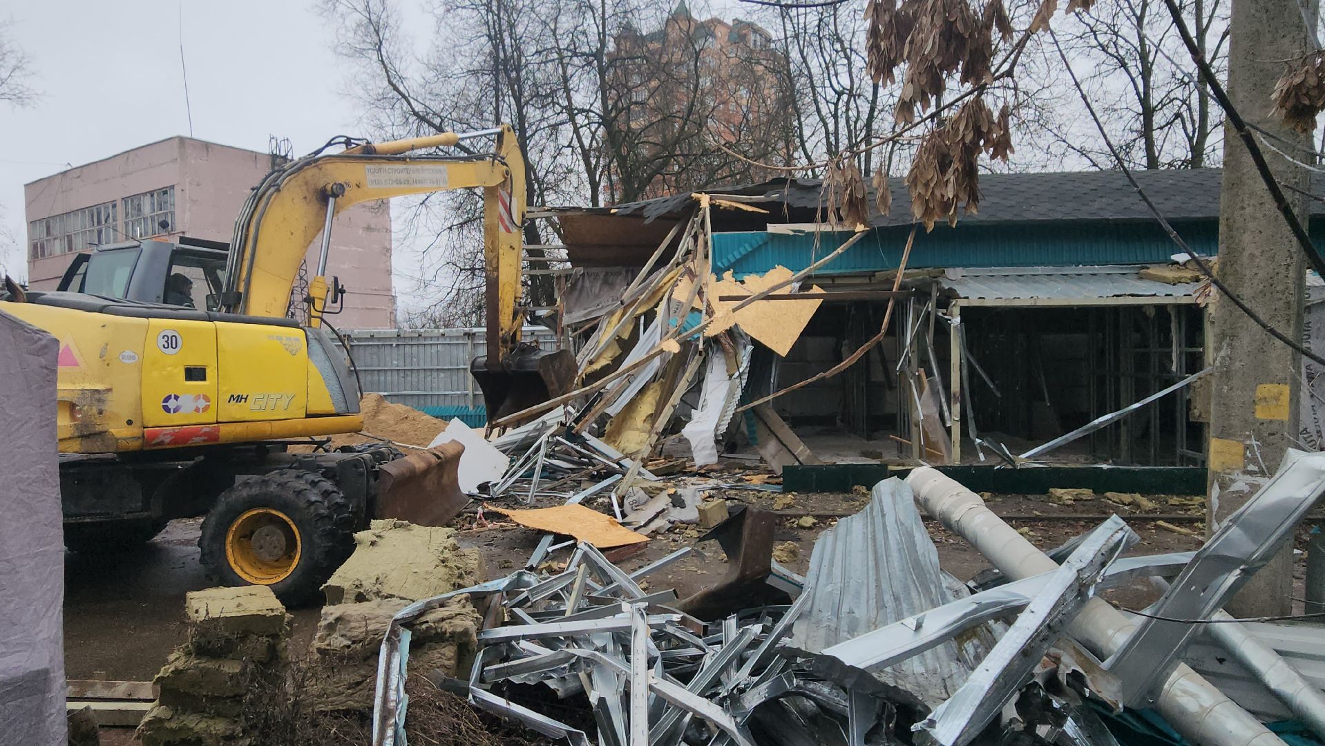серпухов, торговые рядя на водонапорной улице, демонтаж трубы в серпухове, рынок труба в серпухове ,