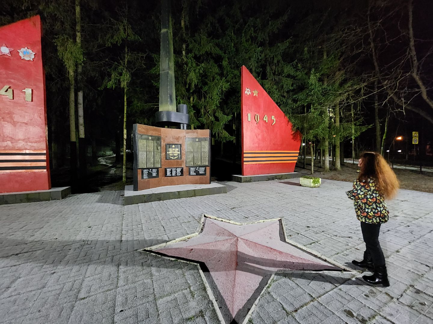 чехов, поселок любучаны, выездная администрация, встреча с жителями, обращения граждан, мемориал воинской славы, памятник, благоустройство территории, освещение, лавочки и урны, реставрация памятника, лариса новикова, александр тетерин, управление благоустройства, глава округа михаил собакин,