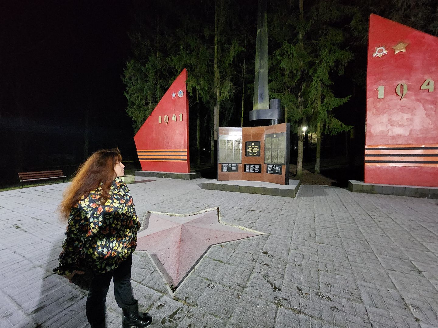 чехов, поселок любучаны, выездная администрация, встреча с жителями, обращения граждан, мемориал воинской славы, памятник, благоустройство территории, освещение, лавочки и урны, реставрация памятника, лариса новикова, александр тетерин, управление благоустройства, глава округа михаил собакин,