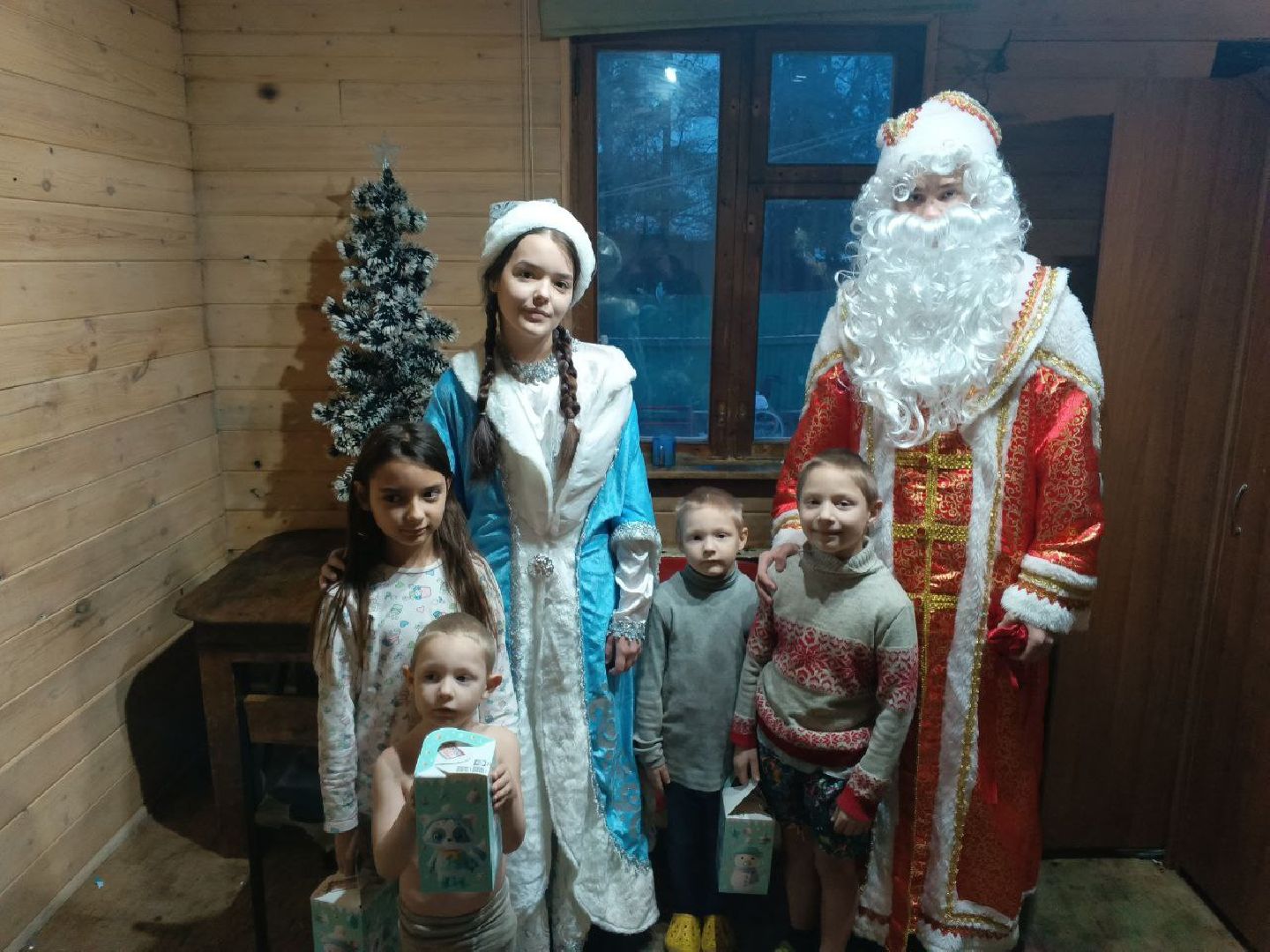 можайск, можайский муниципальный округ, подмосковье, новый год в каждый дом, благотворительная акция, праздник, многодетные семьи, семьи в трудной жизненной ситуации, волонтеры , волонтеры можайска,