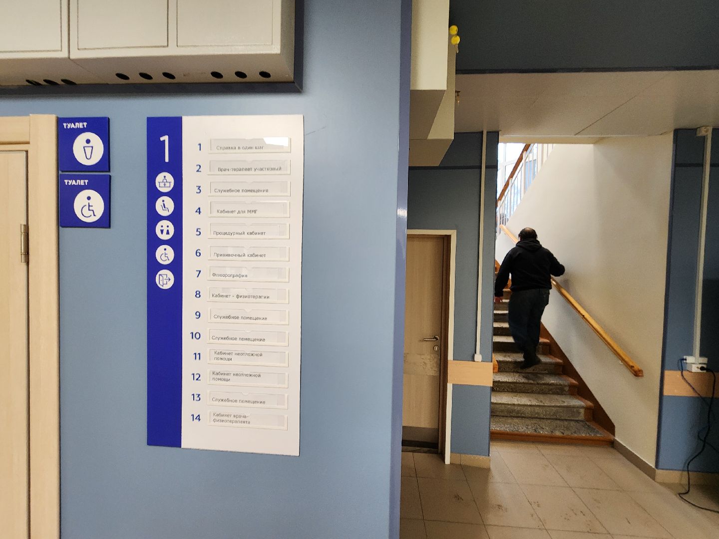 чехов, улица пионерская 2, взрослая поликлиника, окончание ремонта,  модернизация, реконструкция, замена кровли, фасадные работы, инженерные сети, внутренняя отделка помещений, новое оборудование, кондиционеры, инфоматы, кардиокресло, кардиограмма, прививочный кабинет, вакцинация от пневмонии, терапевты, врачи узких специализаций, открытие поликлиники, заместитель главного врача, александра мурашкина, прием врачей,благоустройство территории,