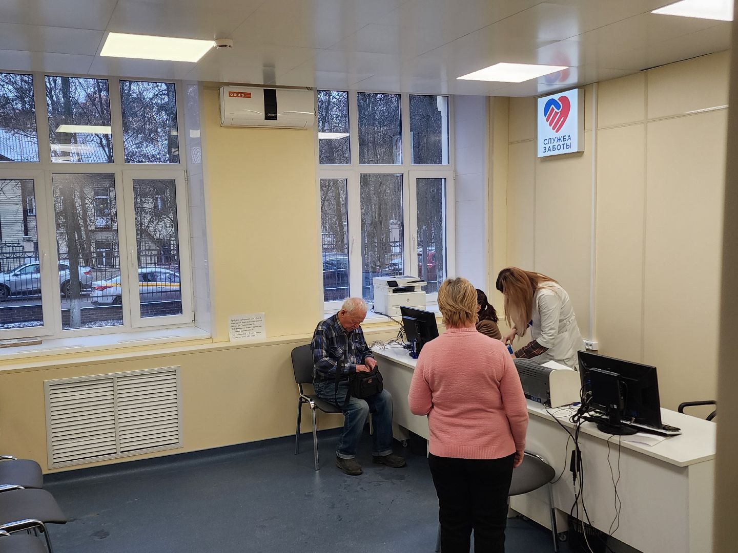 чехов, улица пионерская 2, взрослая поликлиника, окончание ремонта,  модернизация, реконструкция, замена кровли, фасадные работы, инженерные сети, внутренняя отделка помещений, новое оборудование, кондиционеры, инфоматы, кардиокресло, кардиограмма, прививочный кабинет, вакцинация от пневмонии, терапевты, врачи узких специализаций, открытие поликлиники, заместитель главного врача, александра мурашкина, прием врачей,благоустройство территории,