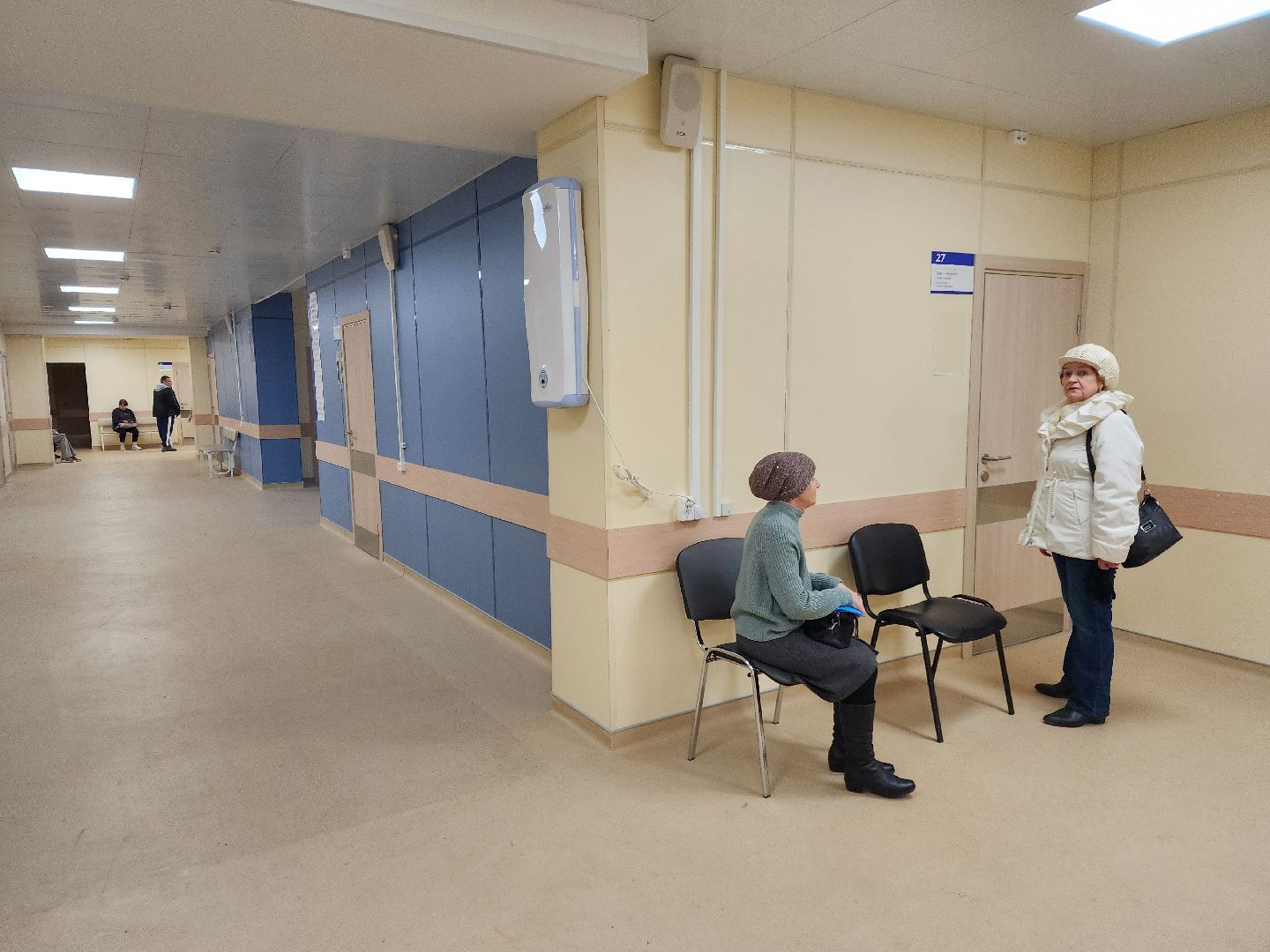 чехов, улица пионерская 2, взрослая поликлиника, окончание ремонта,  модернизация, реконструкция, замена кровли, фасадные работы, инженерные сети, внутренняя отделка помещений, новое оборудование, кондиционеры, инфоматы, кардиокресло, кардиограмма, прививочный кабинет, вакцинация от пневмонии, терапевты, врачи узких специализаций, открытие поликлиники, заместитель главного врача, александра мурашкина, прием врачей,благоустройство территории,