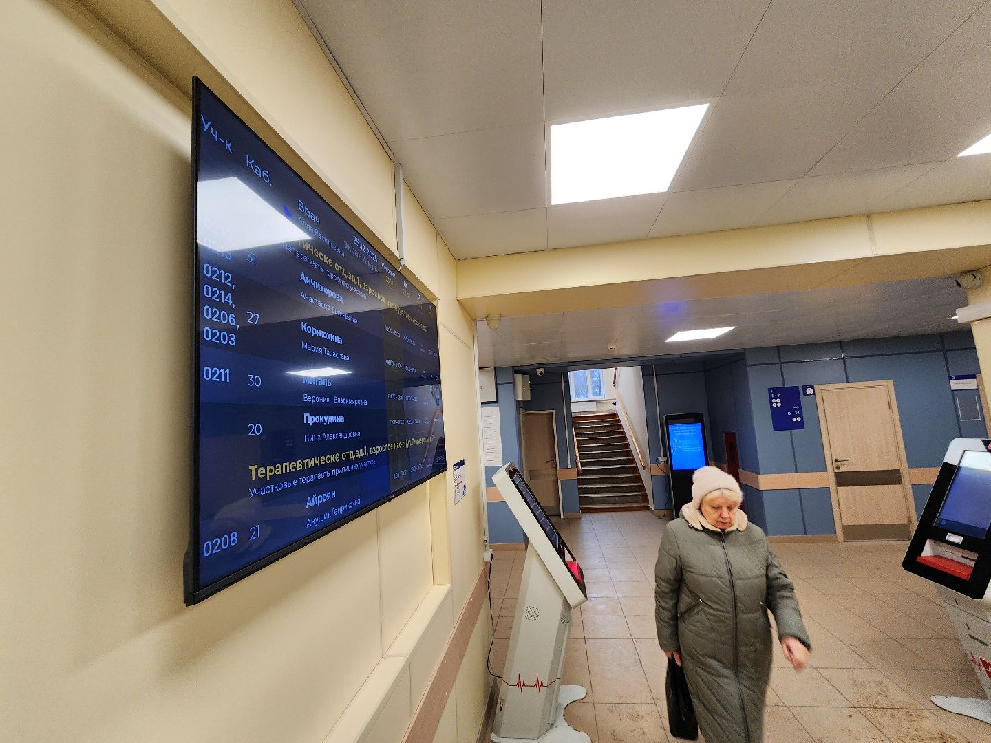 чехов, улица пионерская 2, взрослая поликлиника, окончание ремонта,  модернизация, реконструкция, замена кровли, фасадные работы, инженерные сети, внутренняя отделка помещений, новое оборудование, кондиционеры, инфоматы, кардиокресло, кардиограмма, прививочный кабинет, вакцинация от пневмонии, терапевты, врачи узких специализаций, открытие поликлиники, заместитель главного врача, александра мурашкина, прием врачей,благоустройство территории,