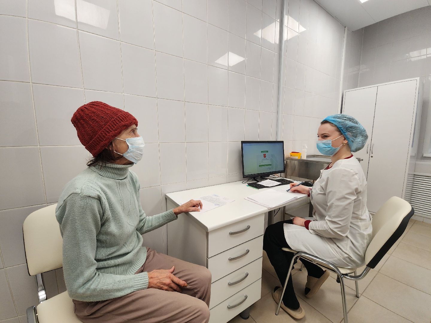 чехов, улица пионерская 2, взрослая поликлиника, окончание ремонта,  модернизация, реконструкция, замена кровли, фасадные работы, инженерные сети, внутренняя отделка помещений, новое оборудование, кондиционеры, инфоматы, кардиокресло, кардиограмма, прививочный кабинет, вакцинация от пневмонии, терапевты, врачи узких специализаций, открытие поликлиники, заместитель главного врача, александра мурашкина, прием врачей,благоустройство территории,