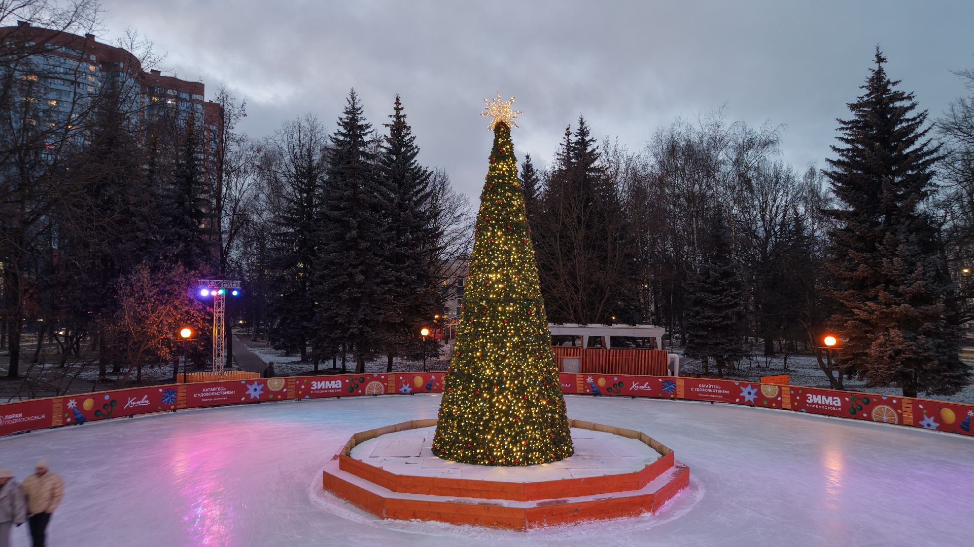 видео с коптера, сквер юбилейный химки, каток в химках,