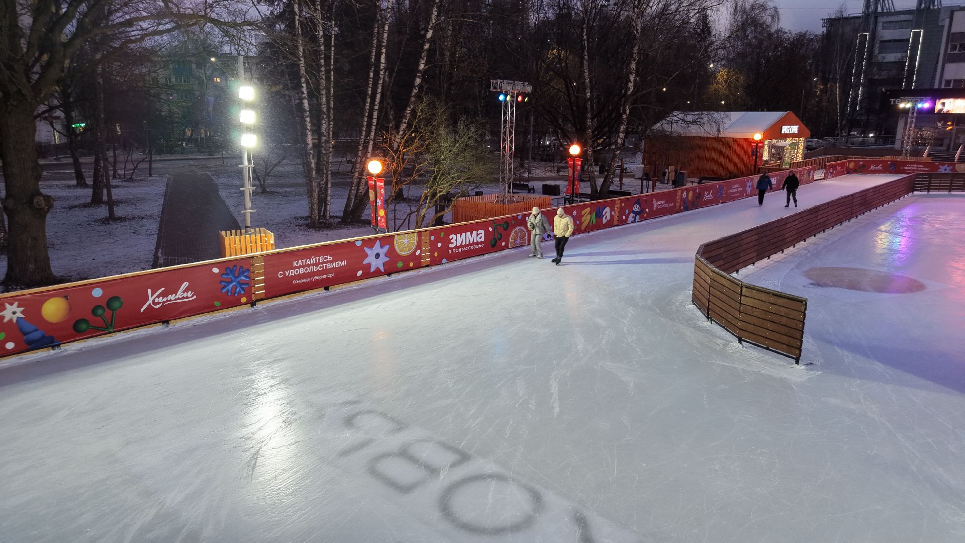 видео с коптера, сквер юбилейный химки, каток в химках,