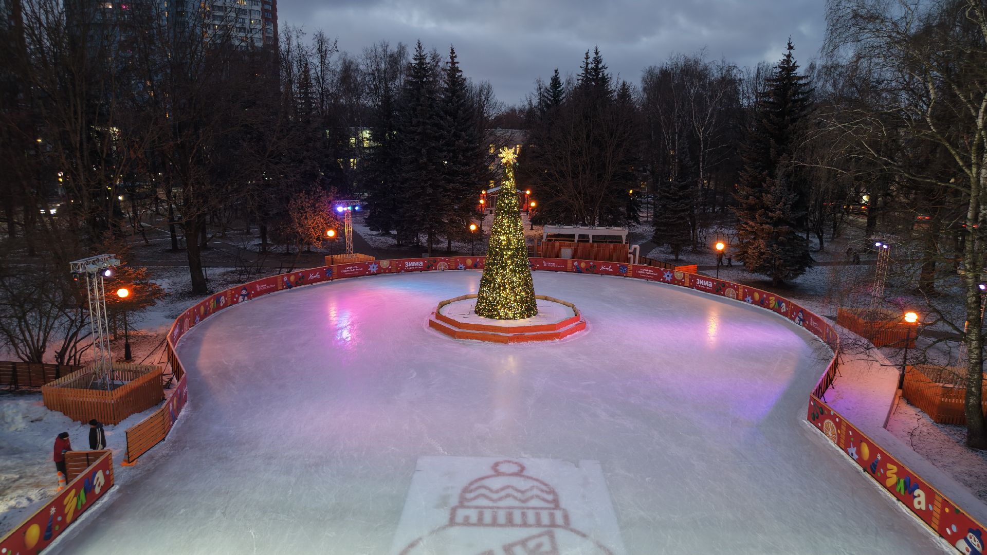 видео с коптера, сквер юбилейный химки, каток в химках,