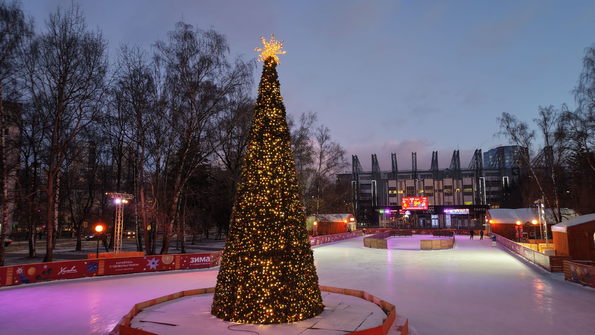видео с коптера, сквер юбилейный химки, каток в химках,