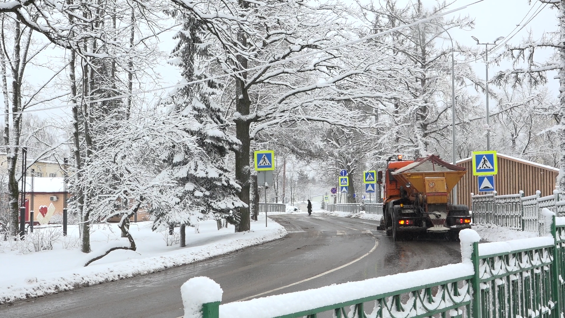 власиха уборка снега, улицы власихи, снег на улице, коммунальщики власихи,