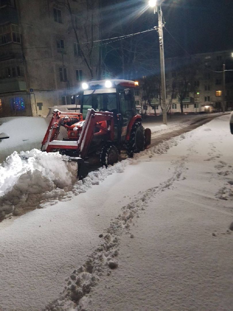 чехов, улица чехова, снегопад, уборка снега, противогололедные материалы, обработка улиц, уборка улиц, очистка тротуаров и пешеходных дорожек, специальная техника, уборочная техника, мбу чеховское благоустройство, пескосоляная смесь,