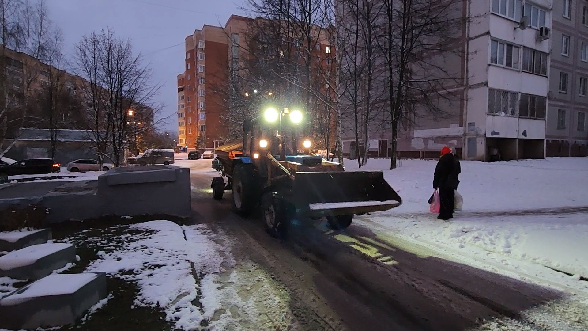 чехов, улица чехова, снегопад, уборка снега, противогололедные материалы, обработка улиц, уборка улиц, очистка тротуаров и пешеходных дорожек, специальная техника, уборочная техника, мбу чеховское благоустройство, пескосоляная смесь,