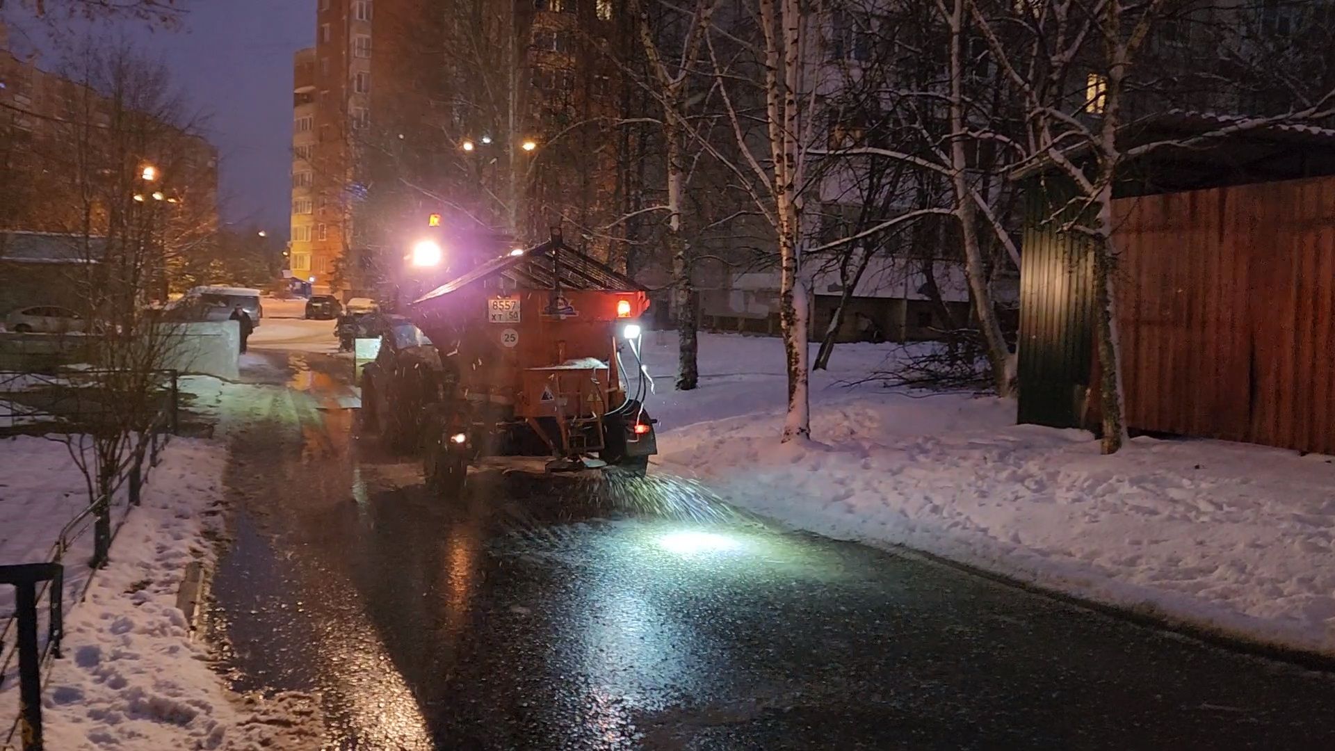 чехов, улица чехова, снегопад, уборка снега, противогололедные материалы, обработка улиц, уборка улиц, очистка тротуаров и пешеходных дорожек, специальная техника, уборочная техника, мбу чеховское благоустройство, пескосоляная смесь,