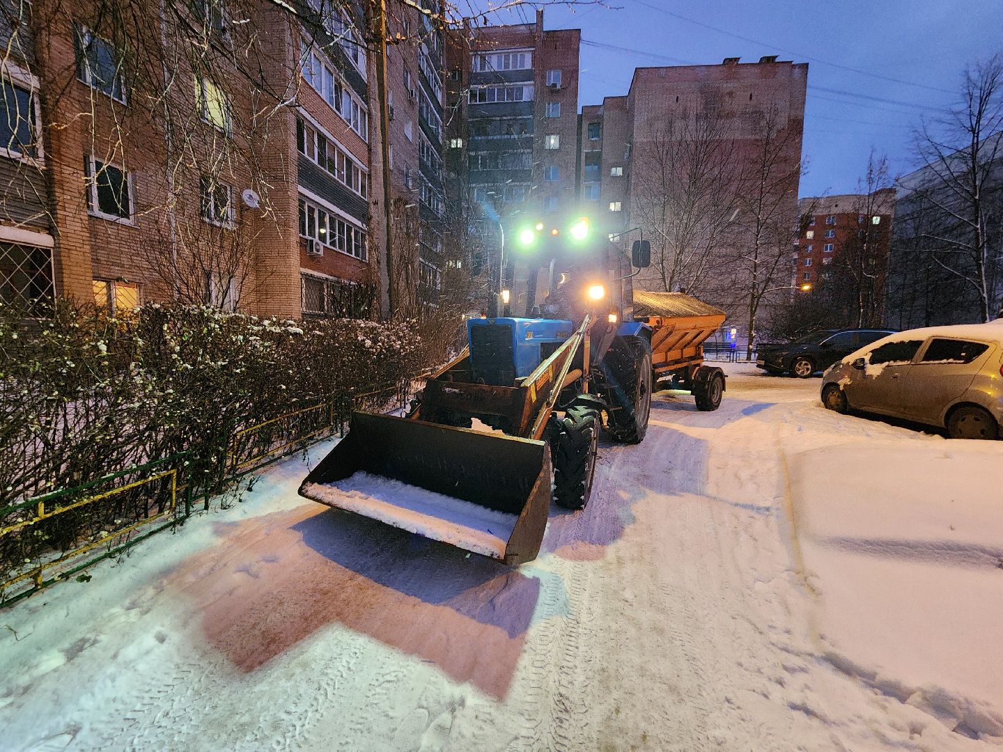 чехов, улица чехова, снегопад, уборка снега, противогололедные материалы, обработка улиц, уборка улиц, очистка тротуаров и пешеходных дорожек, специальная техника, уборочная техника, мбу чеховское благоустройство, пескосоляная смесь,
