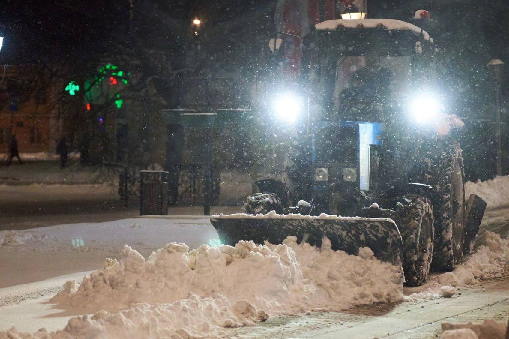 чехов, улица чехова, снегопад, уборка снега, противогололедные материалы, обработка улиц, уборка улиц, очистка тротуаров и пешеходных дорожек, специальная техника, уборочная техника, мбу чеховское благоустройство, пескосоляная смесь,