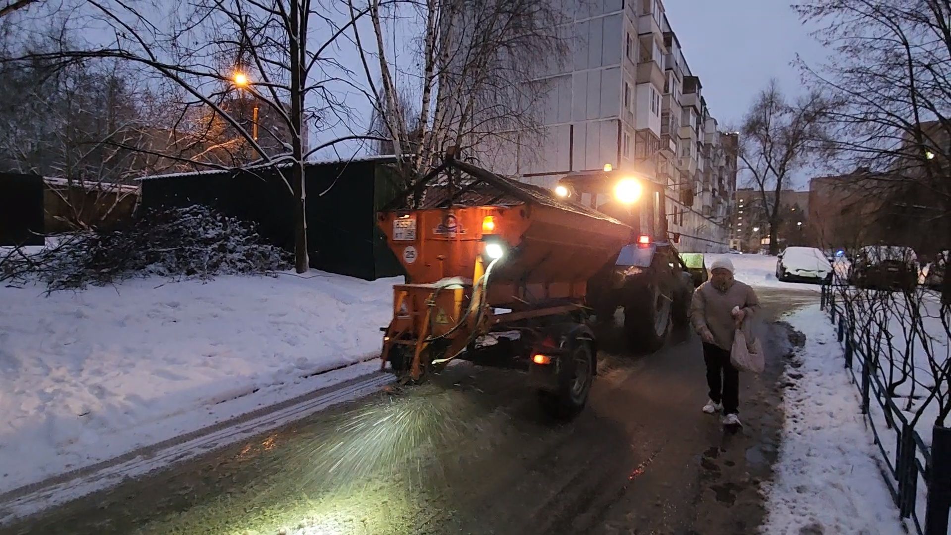 чехов, улица чехова, снегопад, уборка снега, противогололедные материалы, обработка улиц, уборка улиц, очистка тротуаров и пешеходных дорожек, специальная техника, уборочная техника, мбу чеховское благоустройство, пескосоляная смесь,