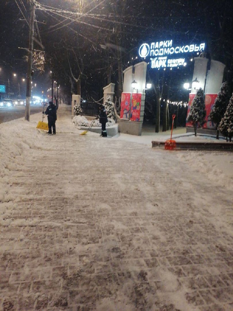 чехов, улица чехова, снегопад, уборка снега, противогололедные материалы, обработка улиц, уборка улиц, очистка тротуаров и пешеходных дорожек, специальная техника, уборочная техника, мбу чеховское благоустройство, пескосоляная смесь,