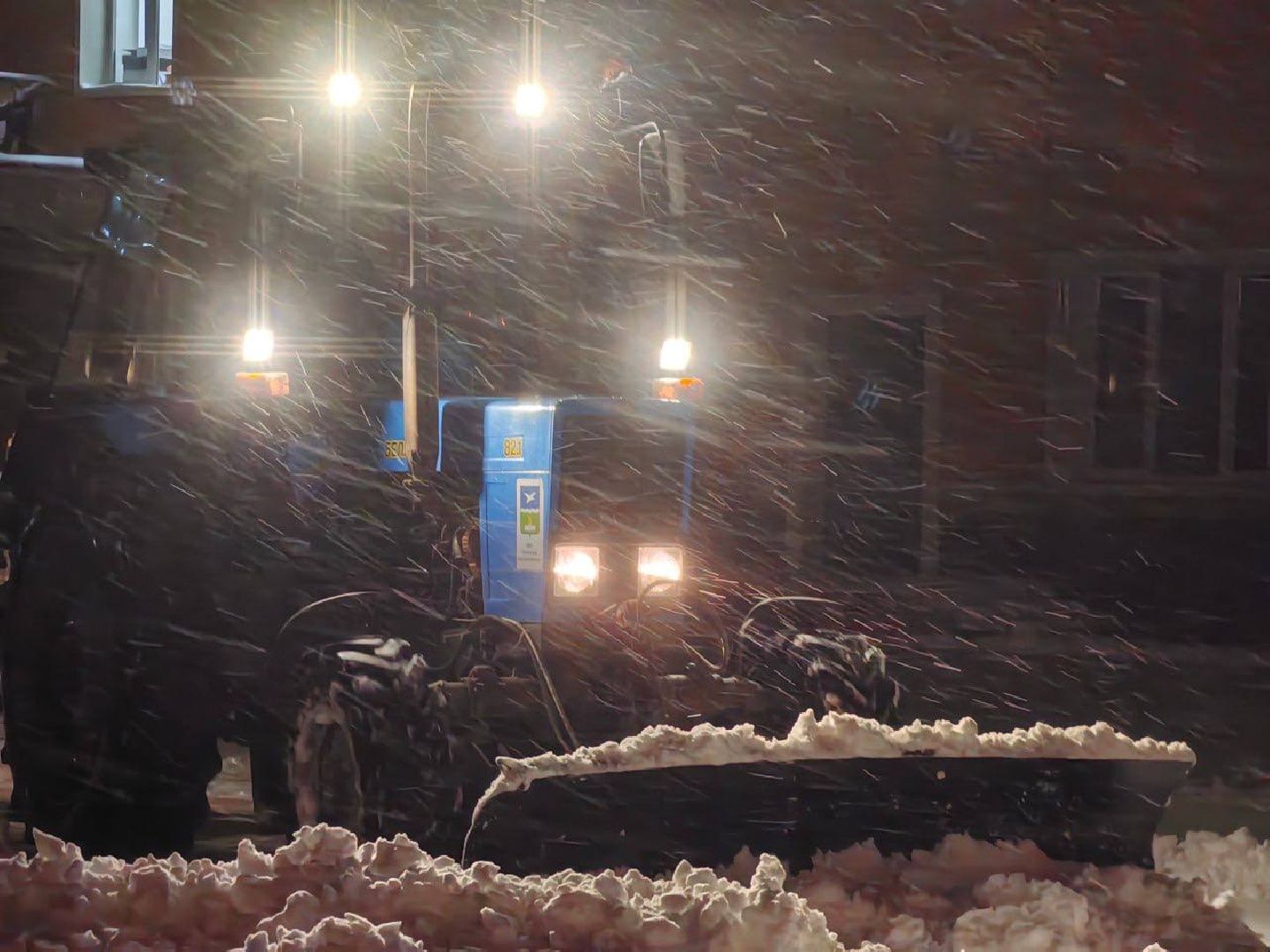 чехов, улица чехова, снегопад, уборка снега, противогололедные материалы, обработка улиц, уборка улиц, очистка тротуаров и пешеходных дорожек, специальная техника, уборочная техника, мбу чеховское благоустройство, пескосоляная смесь,