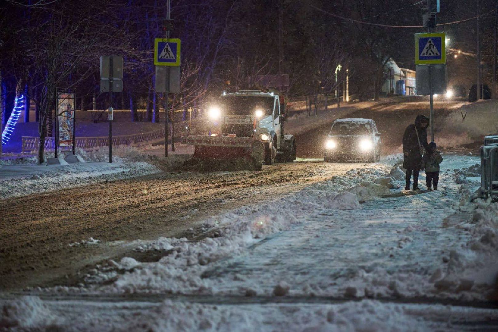 чехов, улица чехова, снегопад, уборка снега, противогололедные материалы, обработка улиц, уборка улиц, очистка тротуаров и пешеходных дорожек, специальная техника, уборочная техника, мбу чеховское благоустройство, пескосоляная смесь,