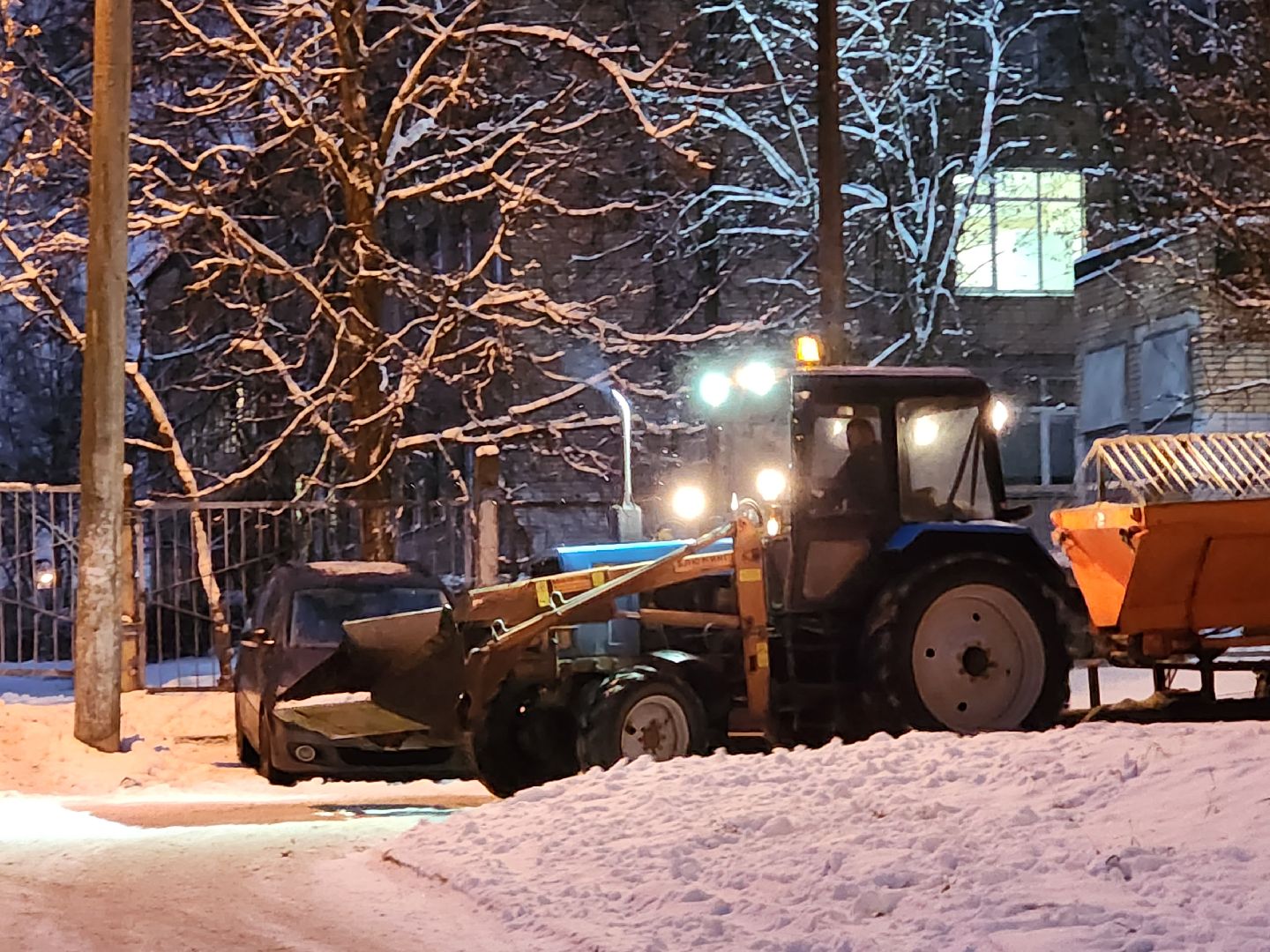 чехов, улица чехова, снегопад, уборка снега, противогололедные материалы, обработка улиц, уборка улиц, очистка тротуаров и пешеходных дорожек, специальная техника, уборочная техника, мбу чеховское благоустройство, пескосоляная смесь,