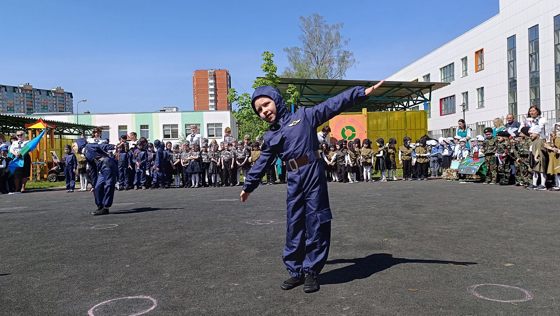 Лобня, образование, парад