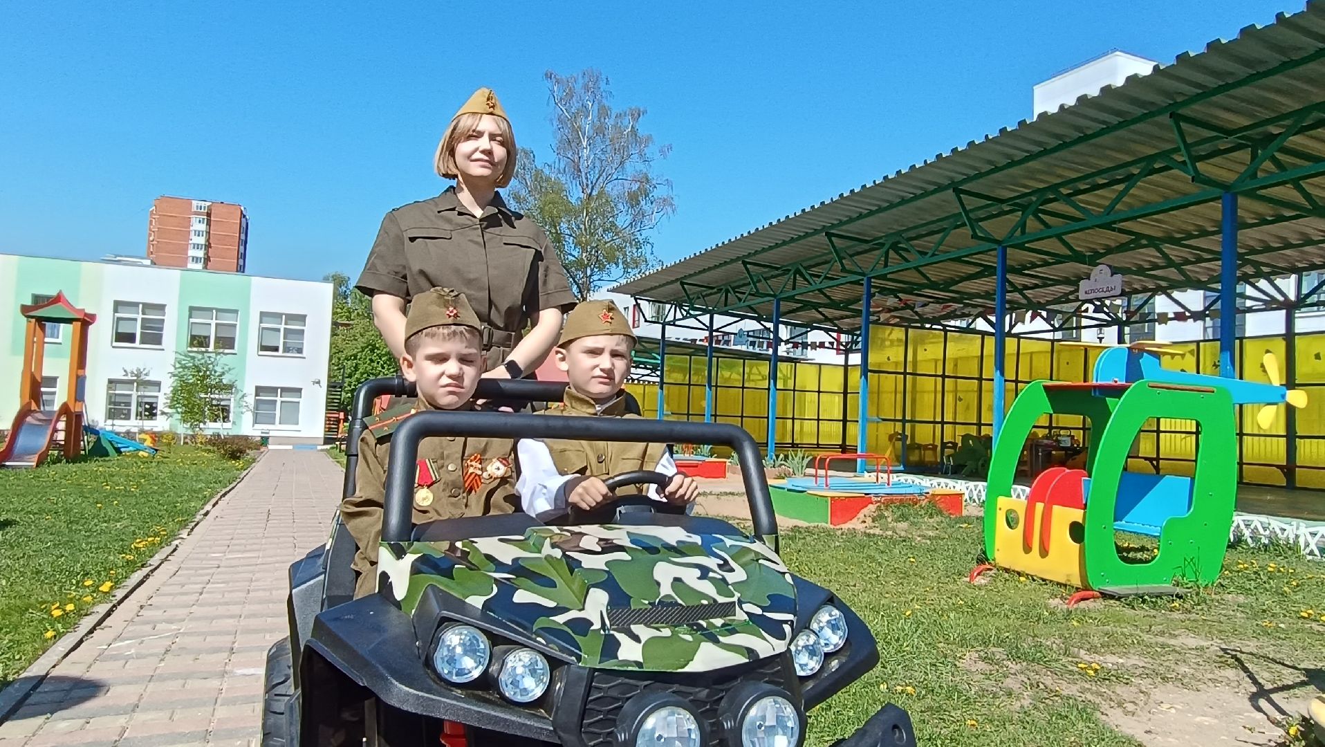 Лобня, образование, парад