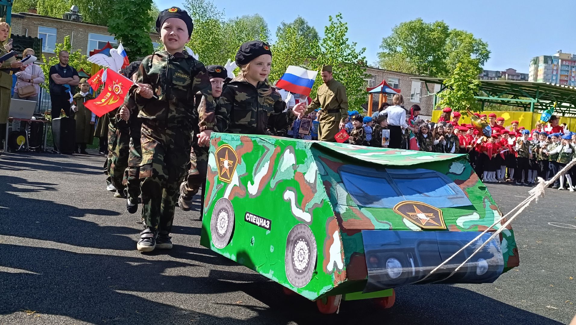 Лобня, образование, парад