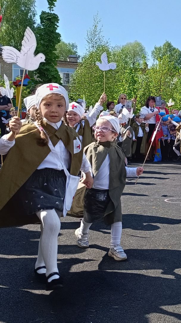 Лобня, образование, парад