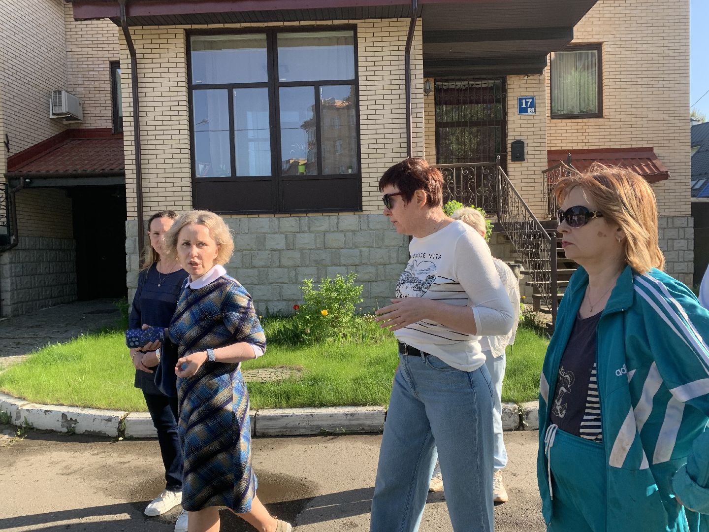 Жилой комплекс,люди,администрация