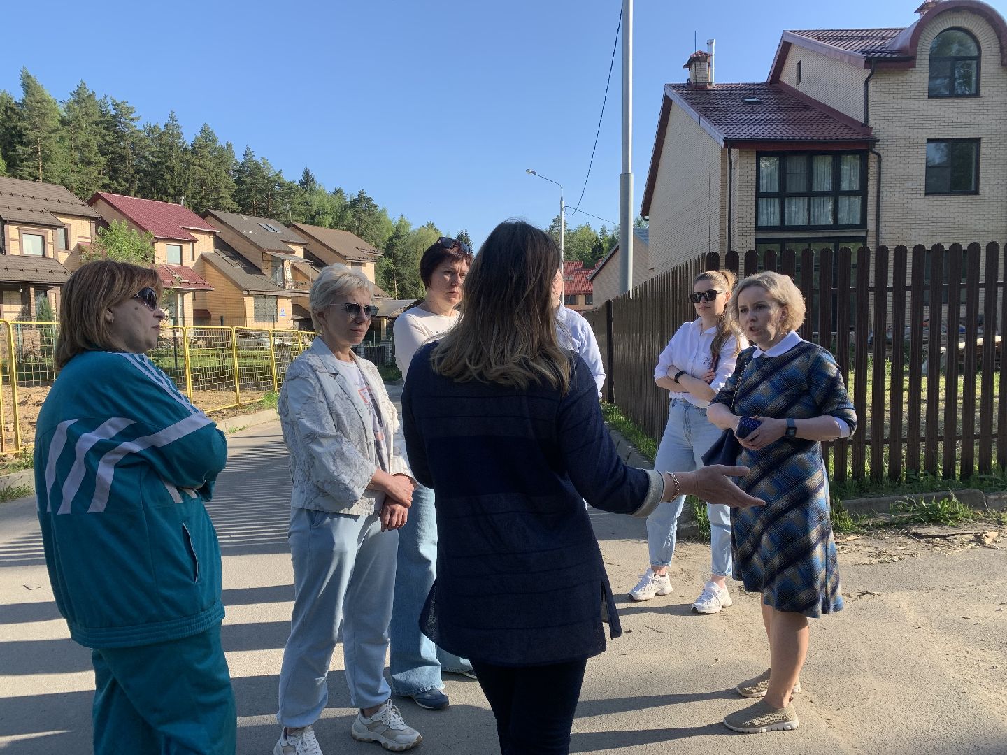 Жилой комплекс,люди,администрация