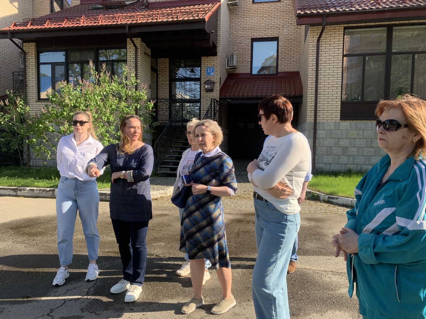 Жилой комплекс,люди,администрация