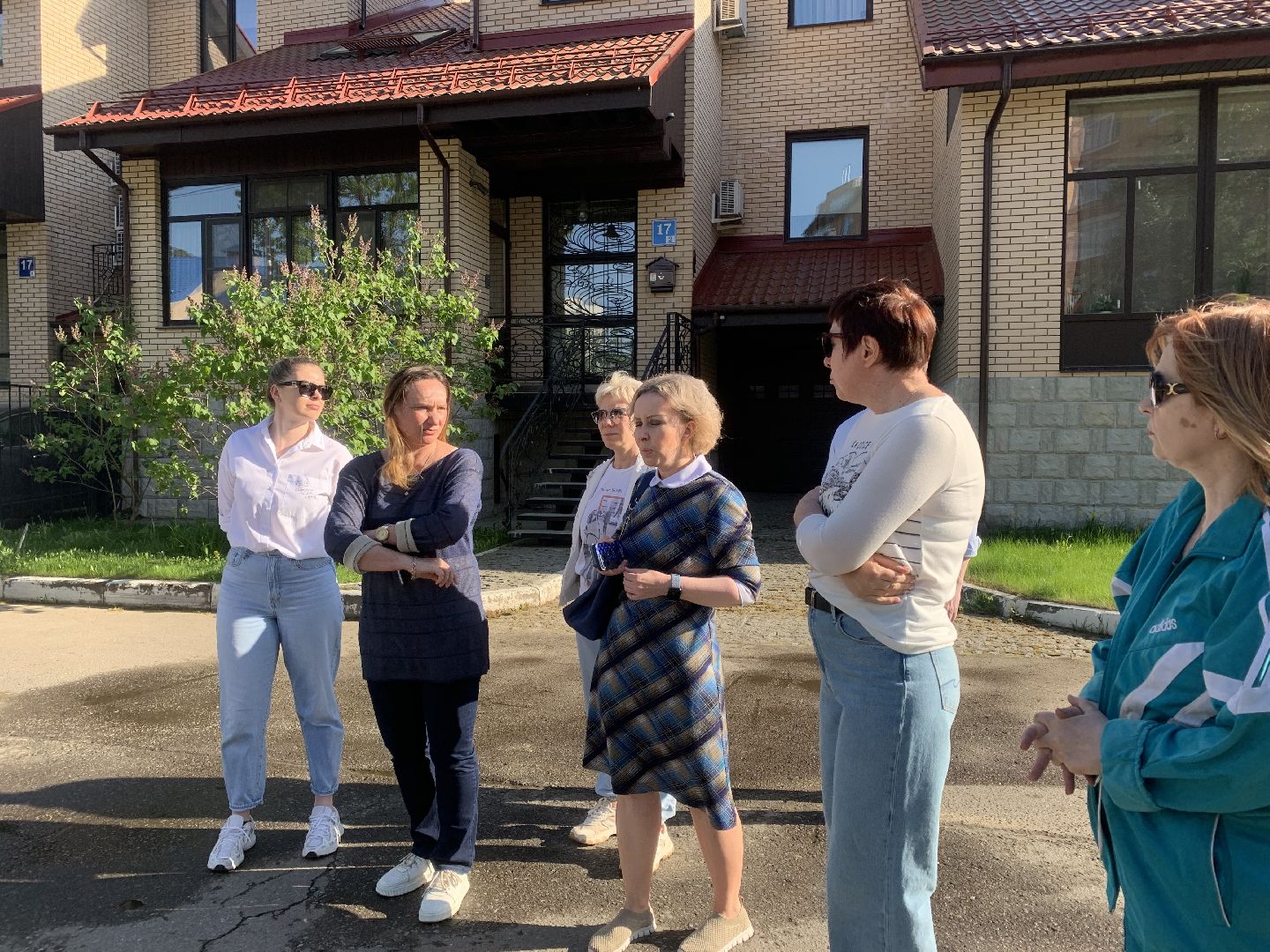 Жилой комплекс,люди,администрация