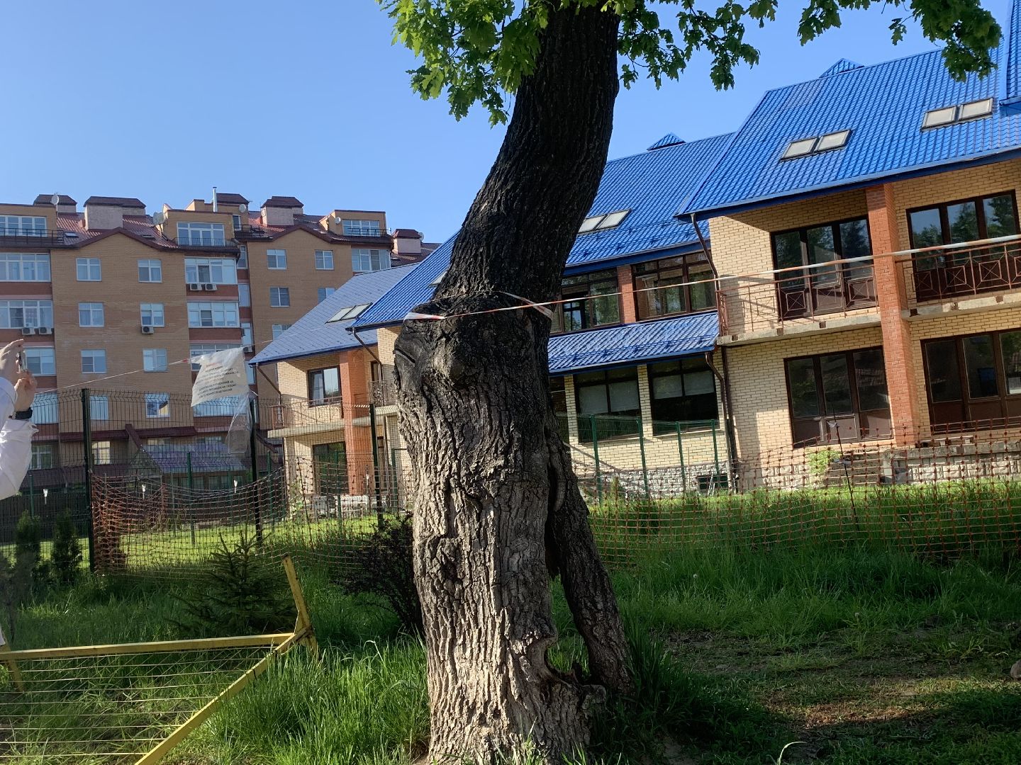 Жилой комплекс,люди,администрация