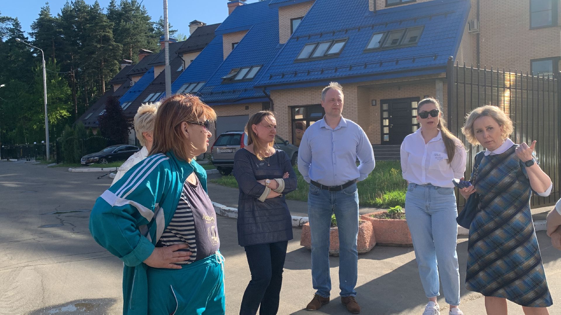 Жилой комплекс,люди,администрация