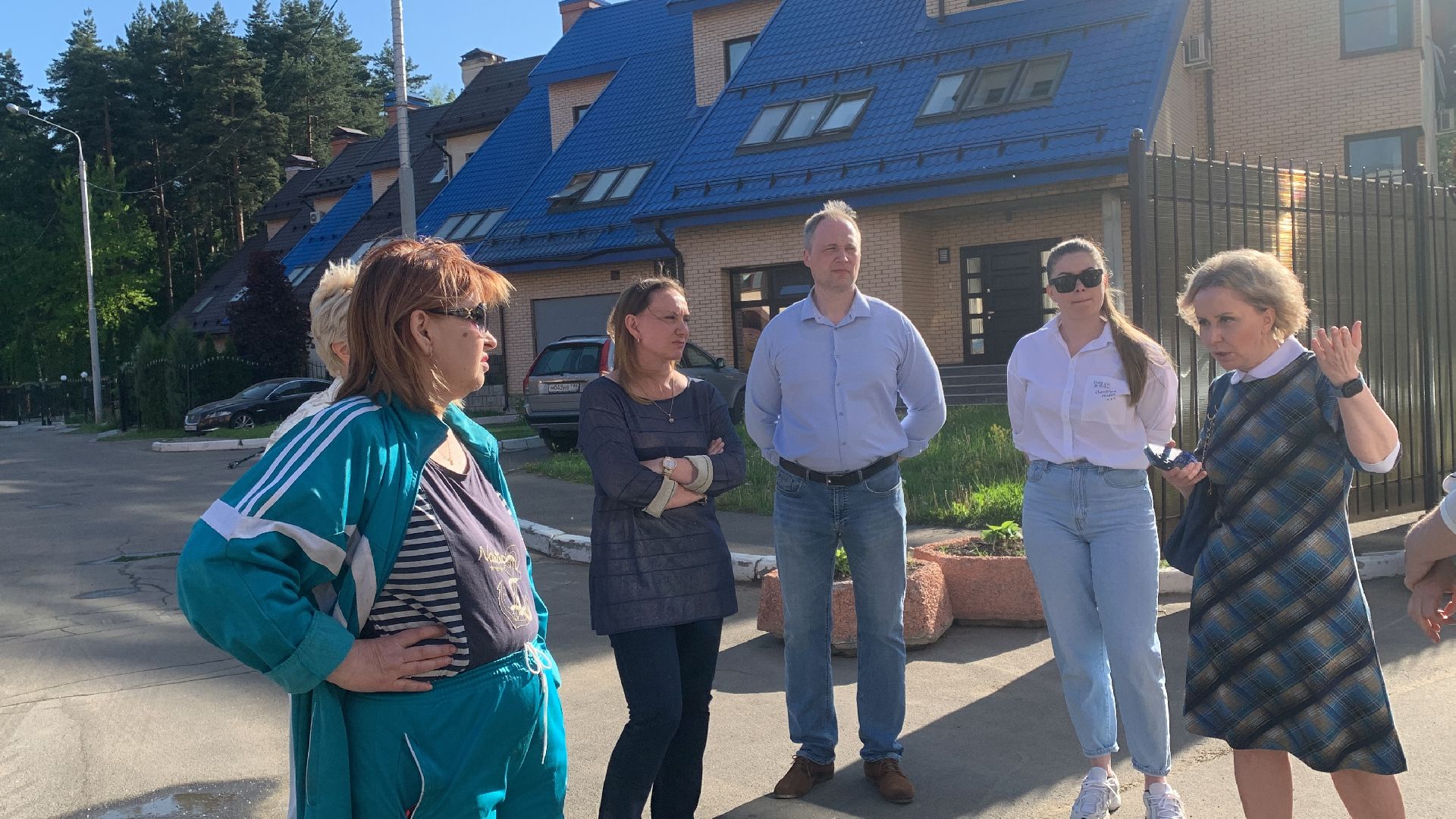 Жилой комплекс,люди,администрация