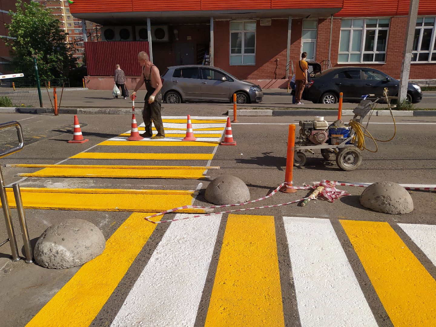 Дорога, зебра, пешеходы, парковка, движение ТС