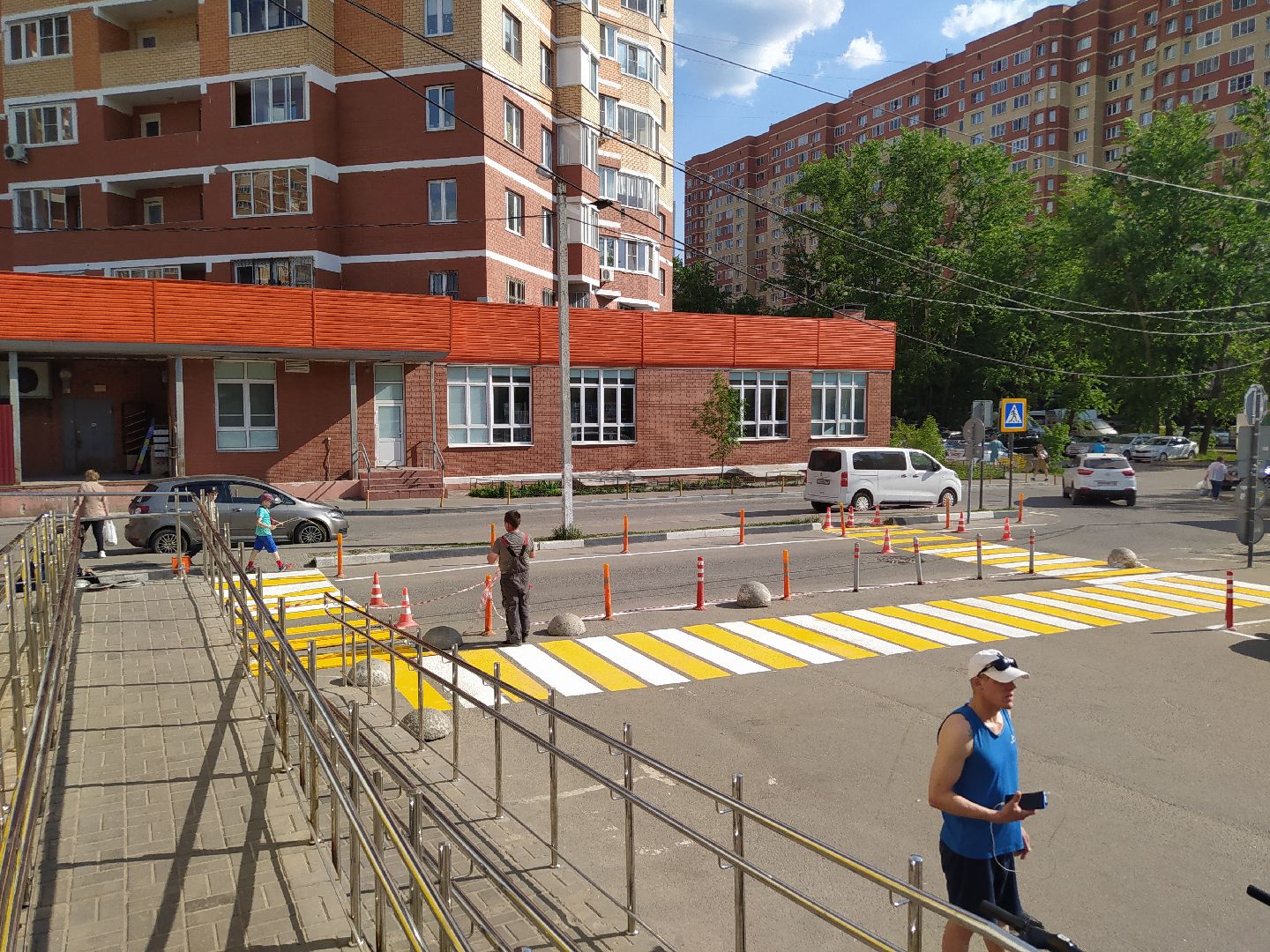 Дорога, зебра, пешеходы, парковка, движение ТС