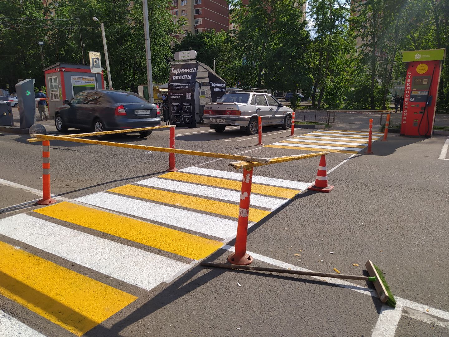 Дорога, зебра, пешеходы, парковка, движение ТС