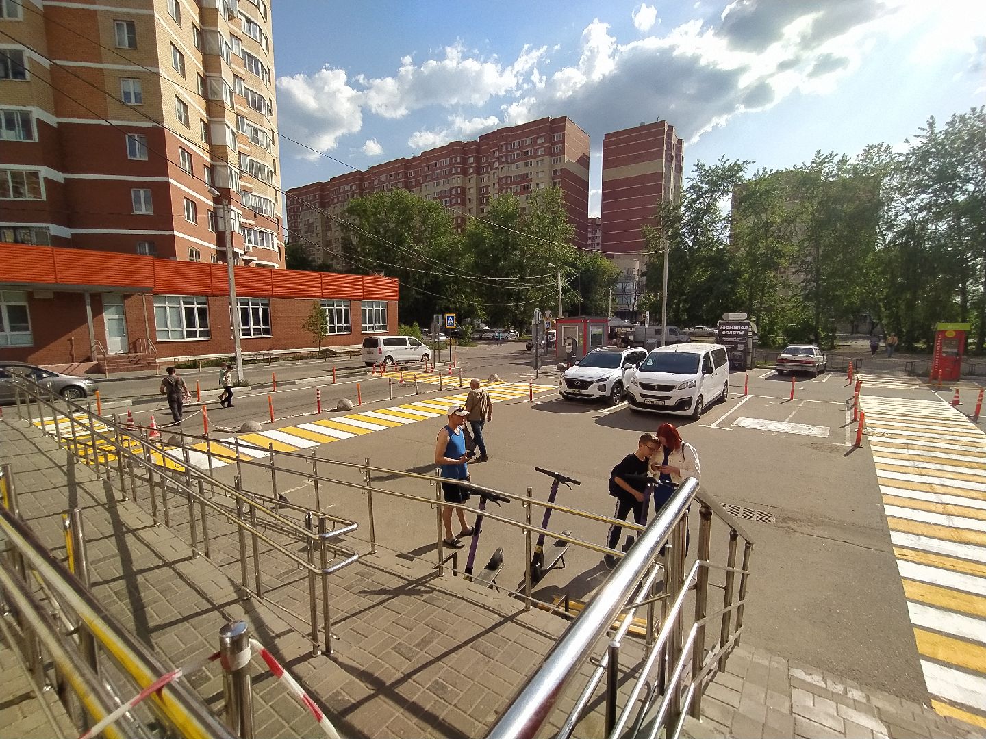 Дорога, зебра, пешеходы, парковка, движение ТС